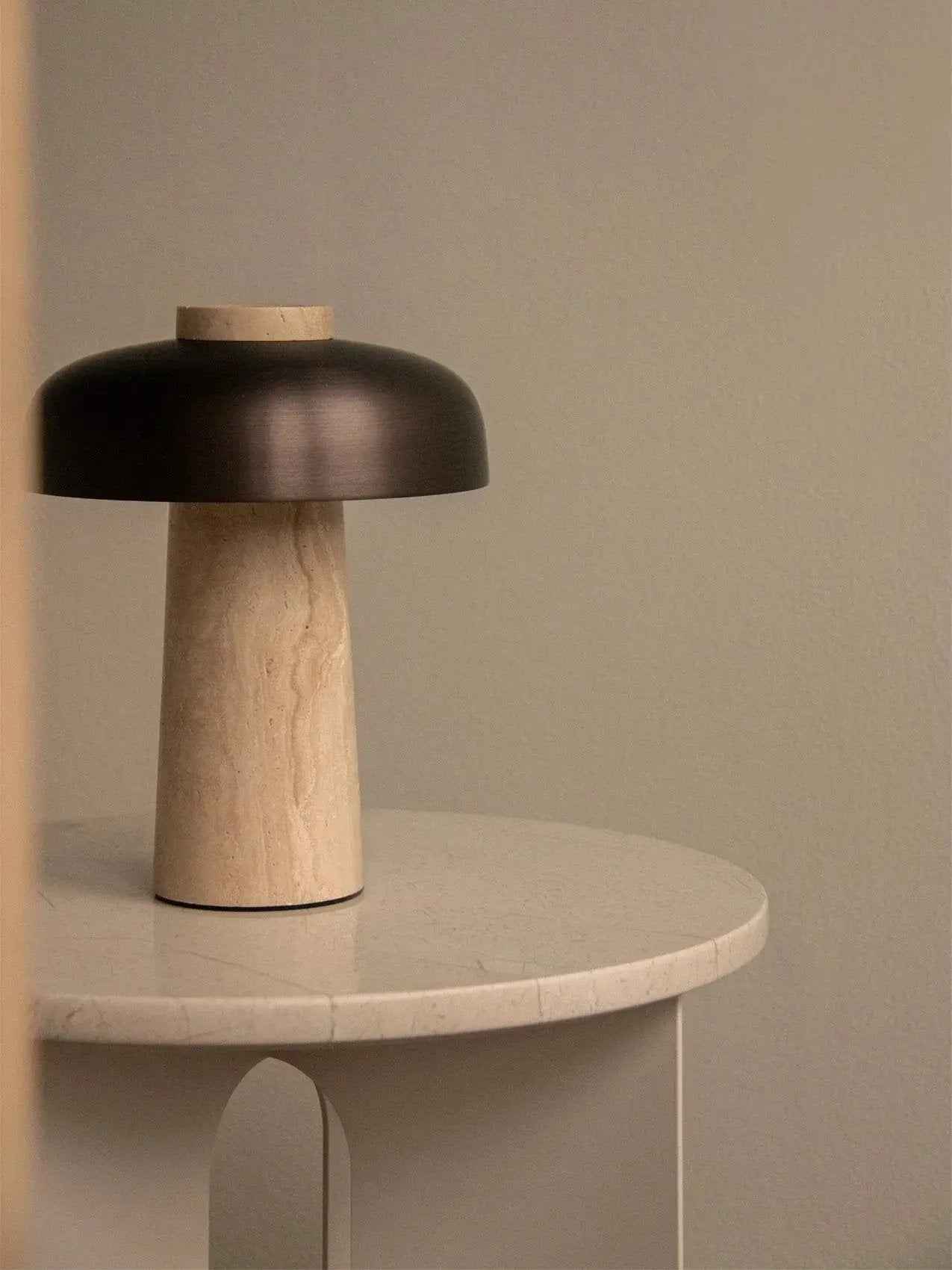 Bærbar Omvendt Bordlampe med Dimmer og Opal Diffusor – Geometrisk Design i Ubehandlet Sten og Bronzefarvet Aluminium