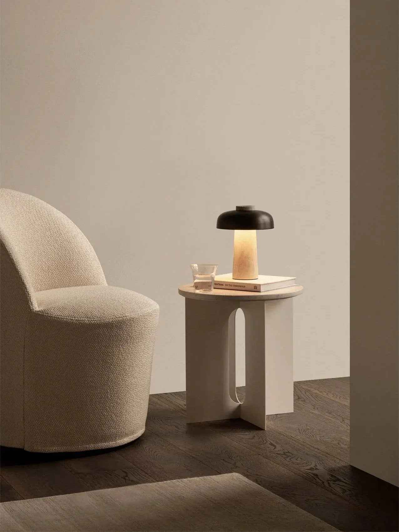 Bærbar Omvendt Bordlampe med Dimmer og Opal Diffusor – Geometrisk Design i Ubehandlet Sten og Bronzefarvet Aluminium